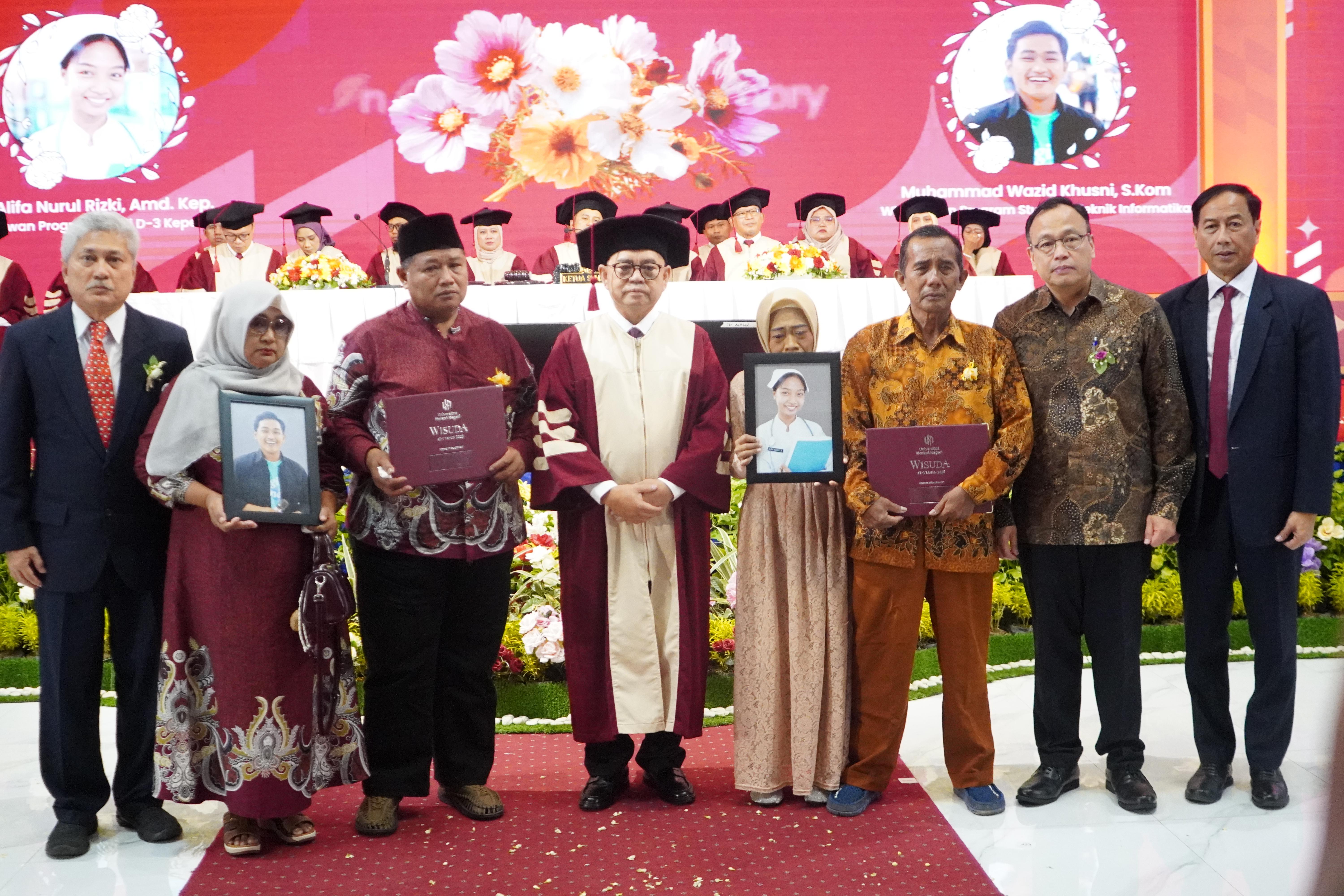 images/article_img_Haru_di_Wisuda_Perdana_Universitas_Harkat_Negeri,_Orang_Tua_Wakili_Dua_Wisudawan_yang_Telah_Berpulang.jpg