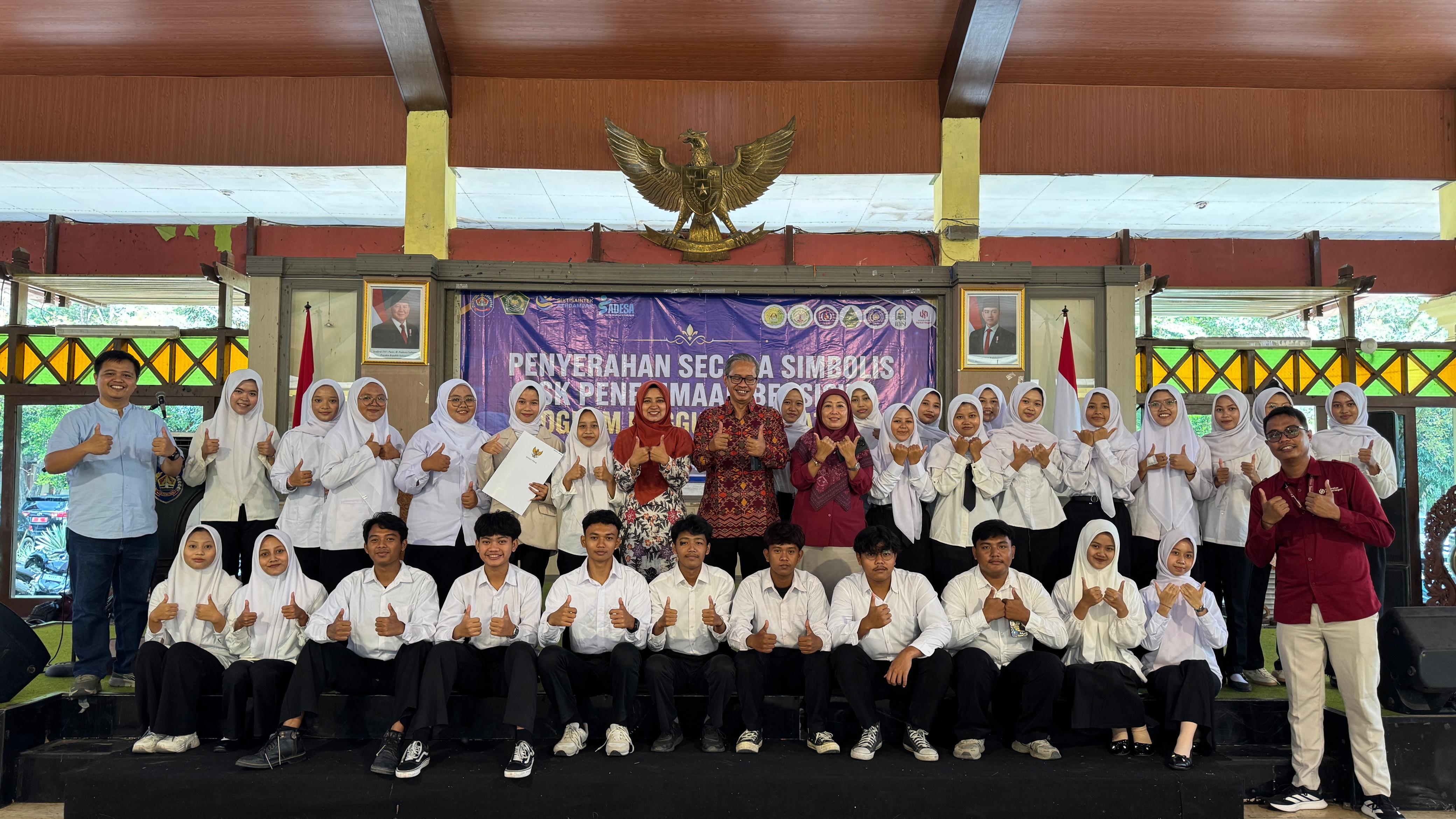 images/article_img_30_Calon_Mahasiswa_Baru_Universitas_Harkat_Negeri_Raih_Beasiswa_Sadesa_Pemkab_Tegal.jpg