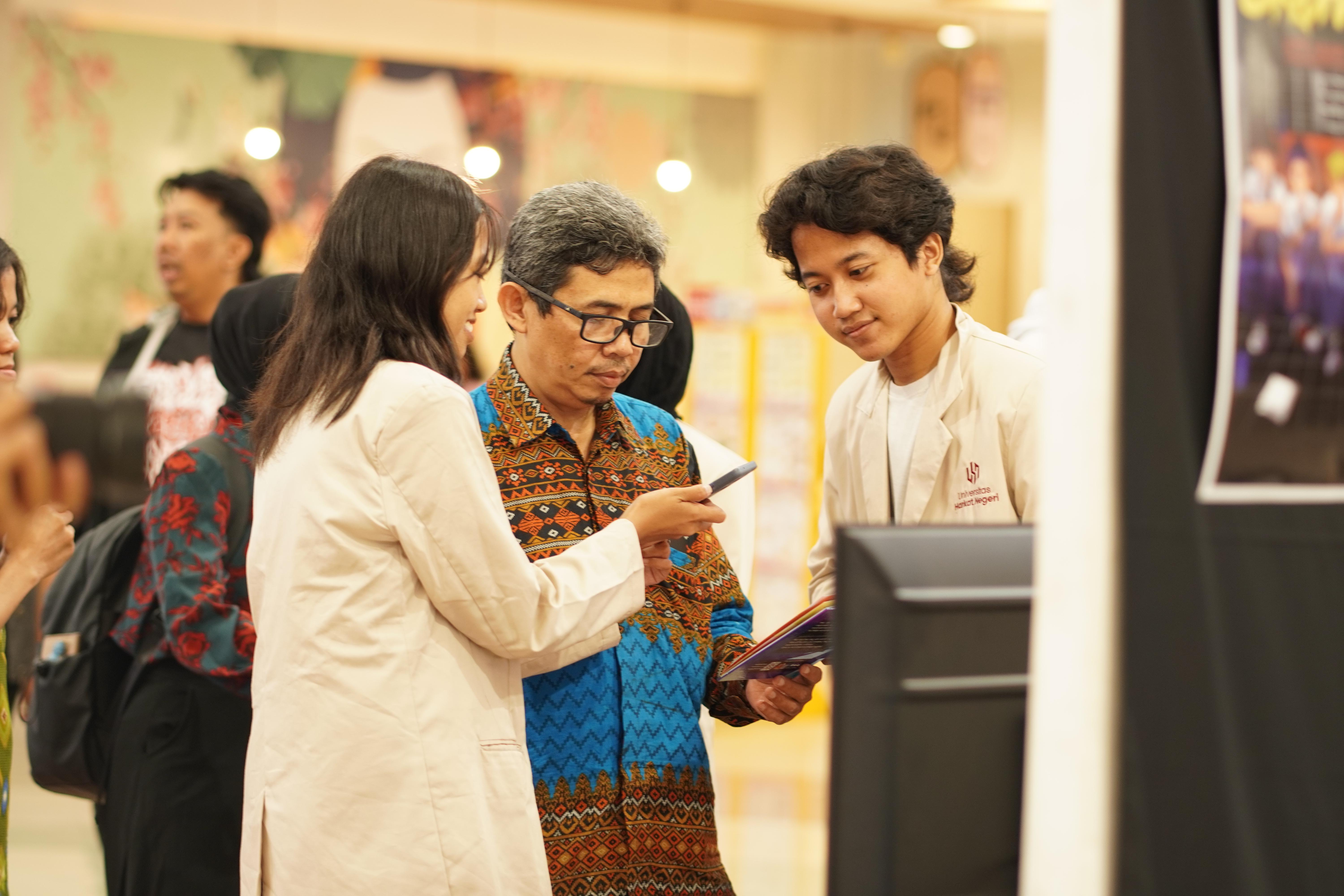 images/article_img_Dekaverse_5.0_Hadir_di_Pacific_Mall,_DKV_Universitas_Harkat_Negeri_Bawa_Karya_Mahasiswa_ke_Ruang_Publik.jpg