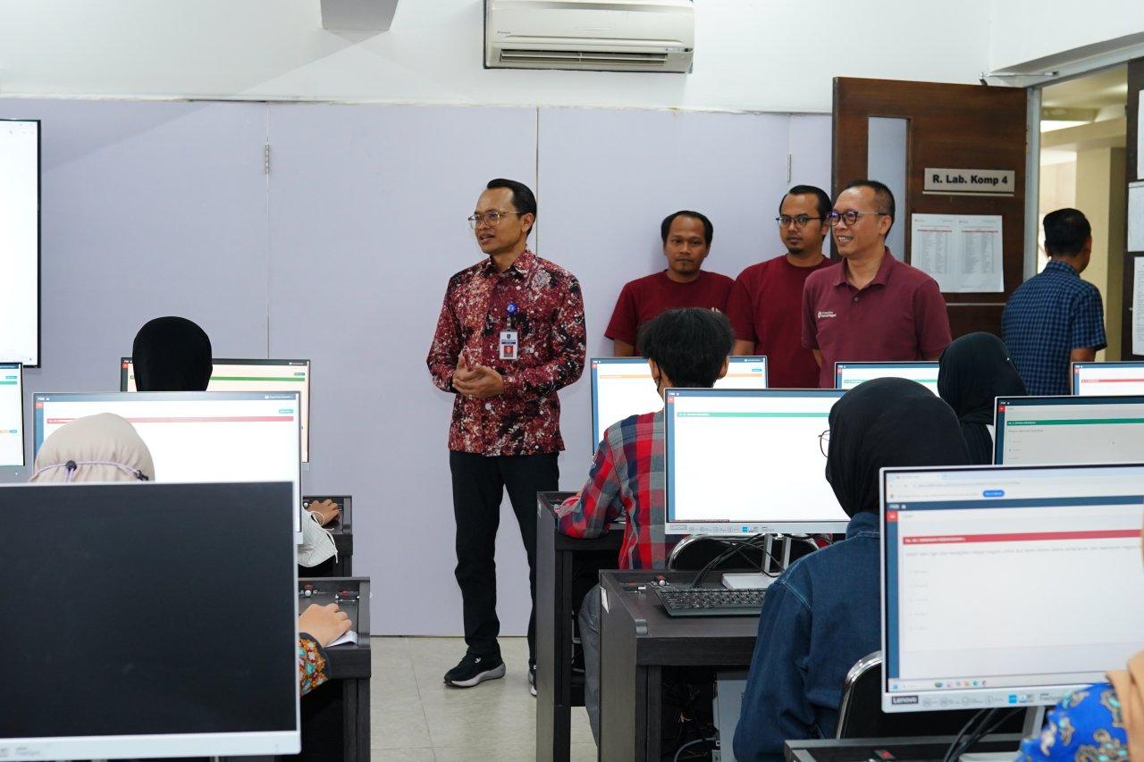 images/article_img_Demi_Masa_Depan,_Ratusan_Calon_Mahasiswa_Berjuang_Raih_Beasiswa_Harkat_Negeri.jpg