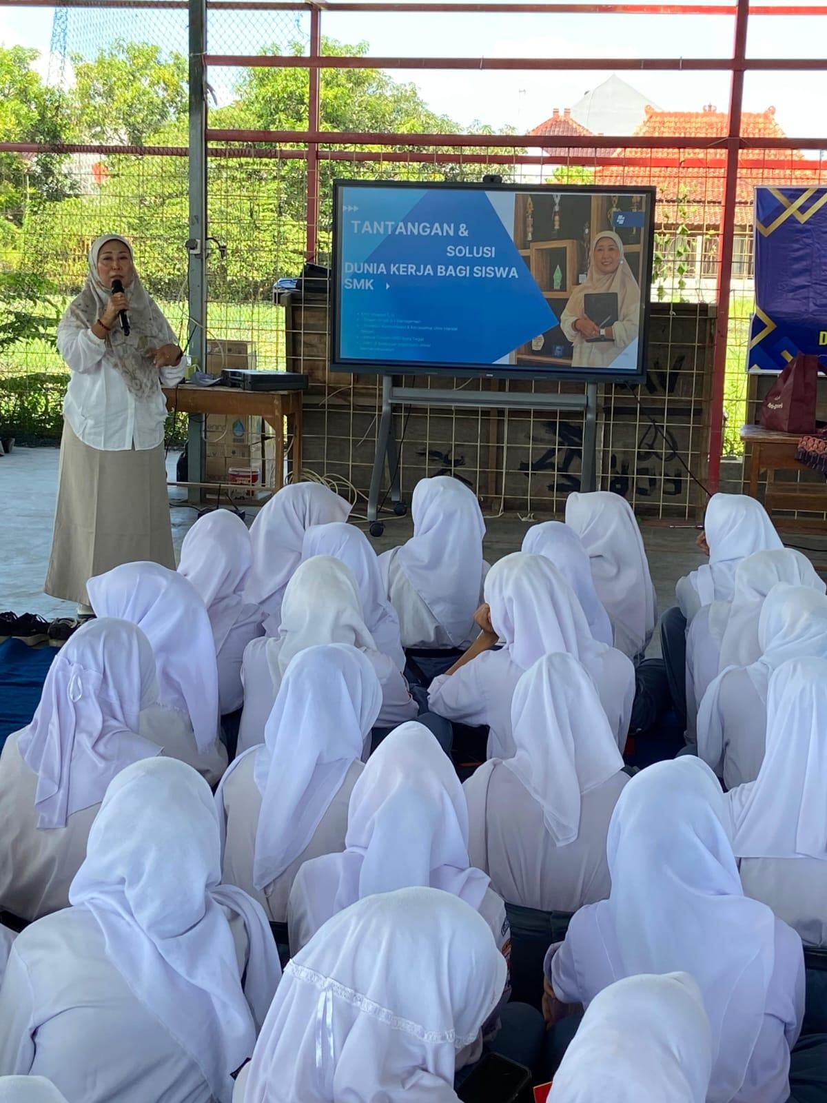 images/article_img_Dosen_Manajemen_Harkat_Negeri_Bagikan_Solusi_Bagi_Siswa_SMK_Hadapi_Tantangan_Dunia_Kerja.jpg