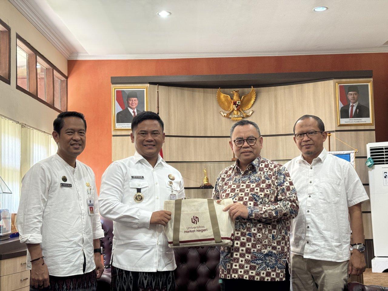 images/article_img_Dukung_Kebijakan_Pemda,_Universitas_Harkat_Negeri_Luncurkan_Beasiswa_untuk_Siswa_Tidak_Mampu_di_Pantura.jpg