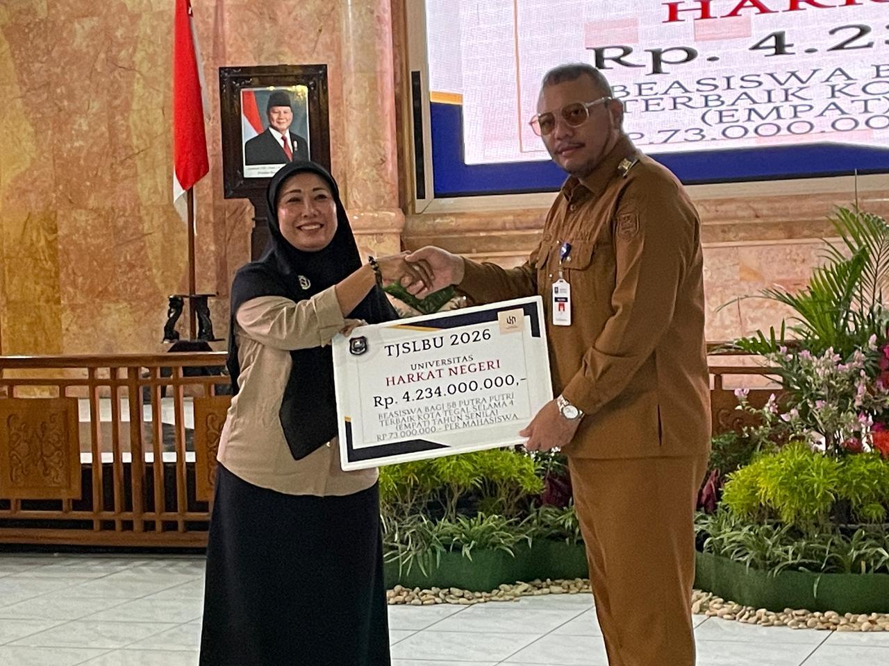 images/article_img_Komitmen_Cerdaskan_Generasi_Muda,_Universitas_Harkat_Negeri_Salurkan_Beasiswa_Rp4,2_Miliar_untuk_Warga_Kota_Tegal.jpg