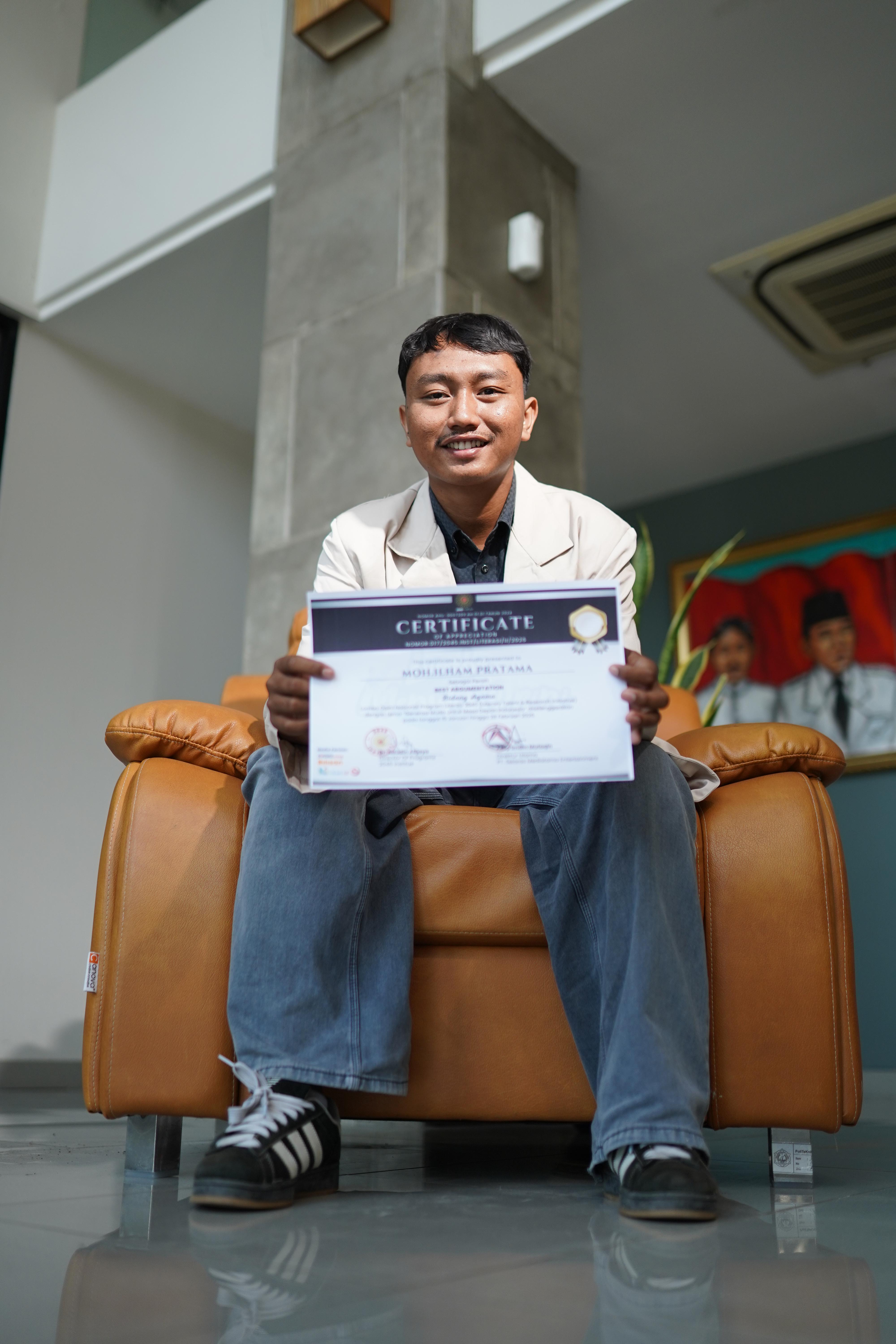 images/article_img_Mahasiswa_Hukum_Universitas_Harkat_Negeri_Raih_Penghargaan_Best_Argumentation_Tingkat_Nasional.jpg