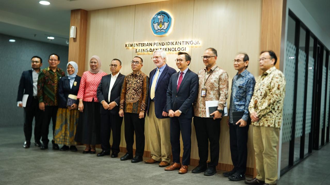 images/article_img_Mendiktisaintek_Apresiasi_PHIL_Universitas_Harkat_Negeri_sebagai_Model_Kolaborasi_Pendidikan_Tinggi_dan_Kesehatan_Masyarakat.jpg