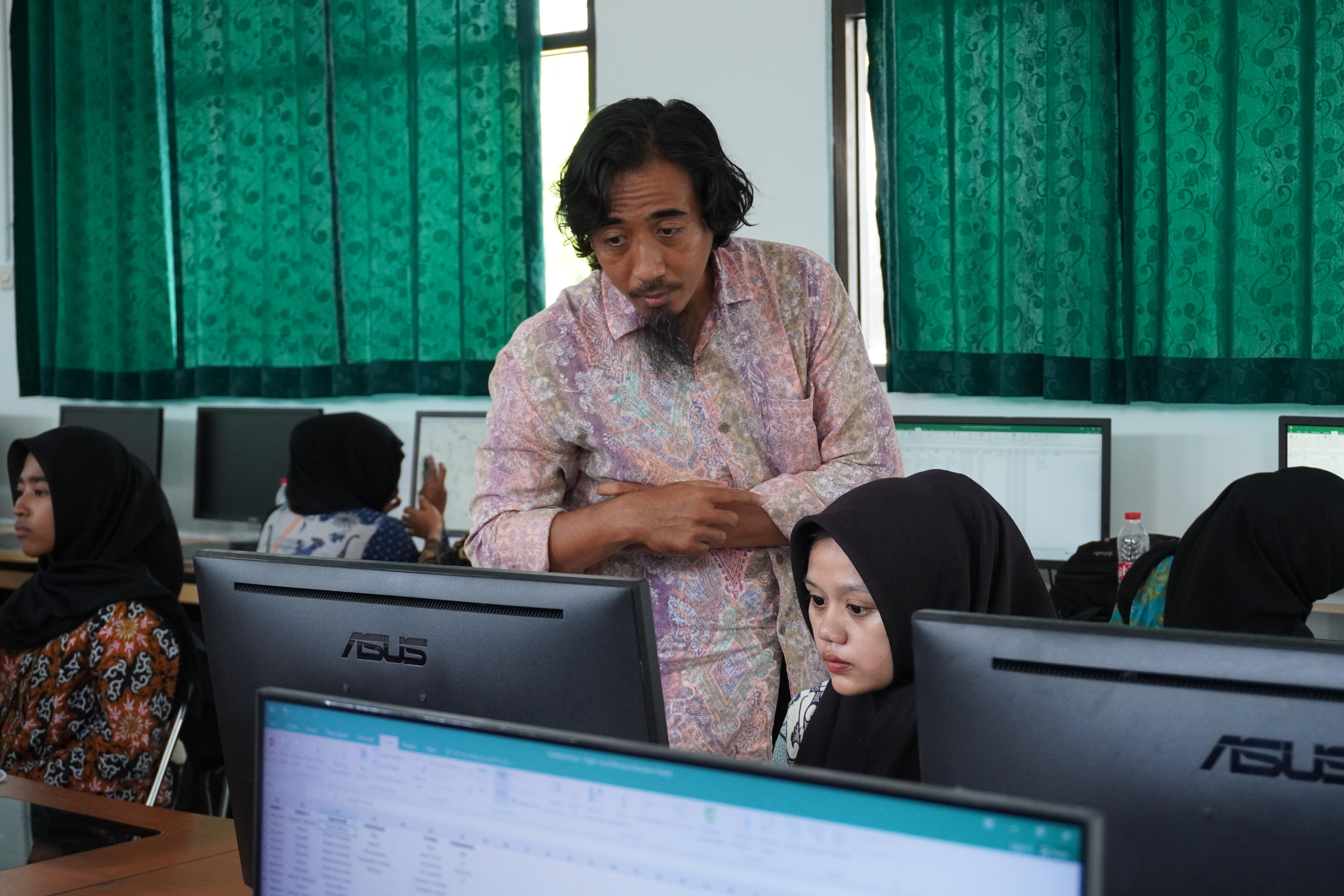 images/article_img_Perkuat_Kompetensi_Awal_Mahasiswa,_Prodi_S1_Sains_Data_Harkat_Negeri_Gelar_Pelatihan_MS_Excel_for_Data_Analysis.jpg
