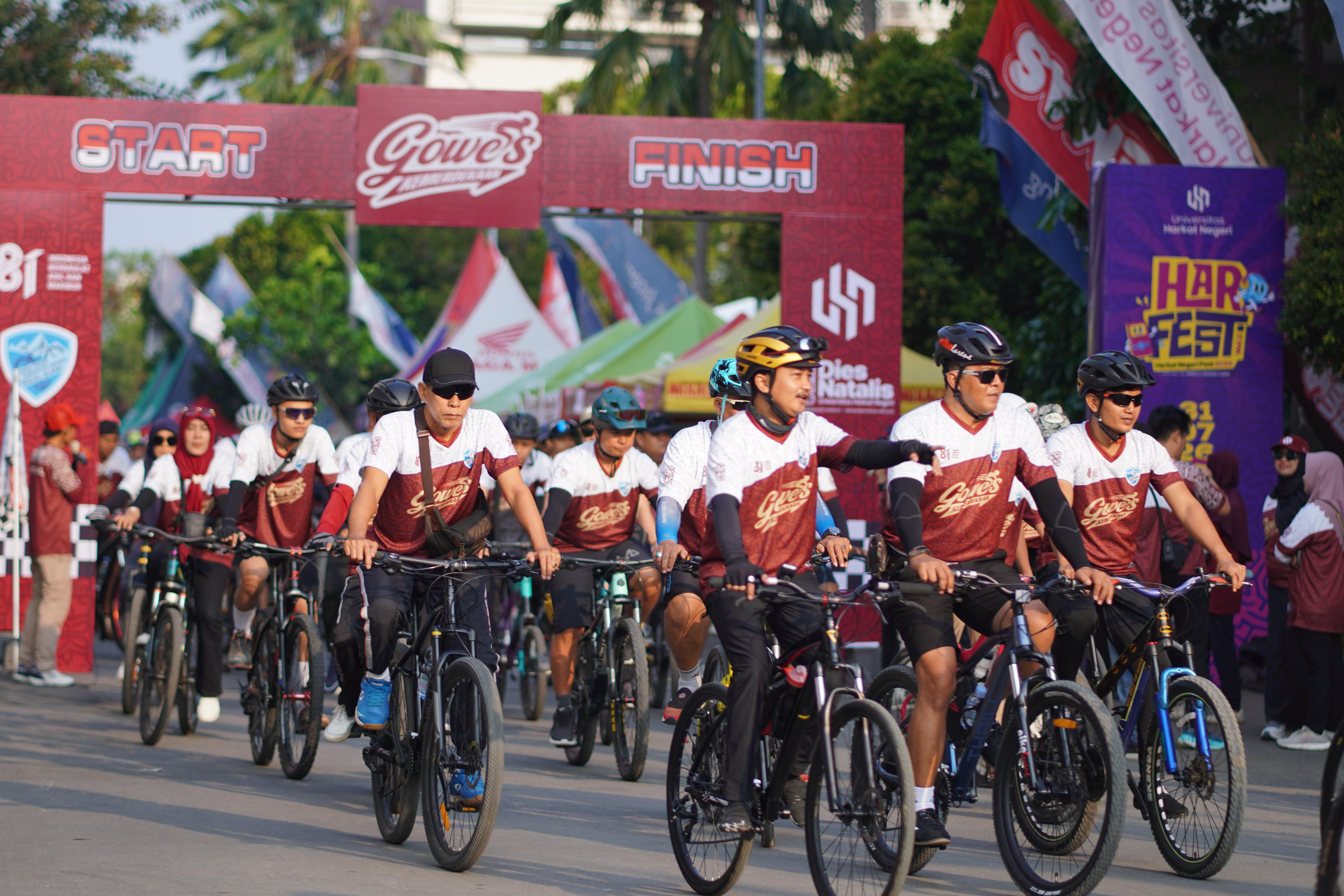 images/article_img_Semarak_Dies_Natalis_ke-1_Universitas_Harkat_Negeri,_Gowes_Kemerdekaan_Satukan_1.700_Pesepeda_dari_Berbagai_Daerah.jpg