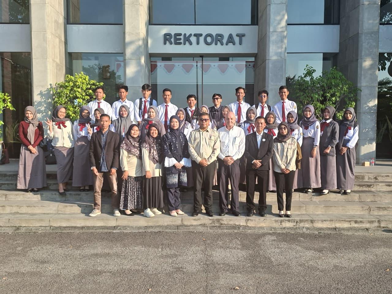 images/article_img_Seminar_Internasional_Universitas_Harkat_Negeri_Bekali_Mahasiswa_Perhotelan_Hadapi_Era_AI_dengan_Service_Excellence_dan_Soft_Skills.jpg