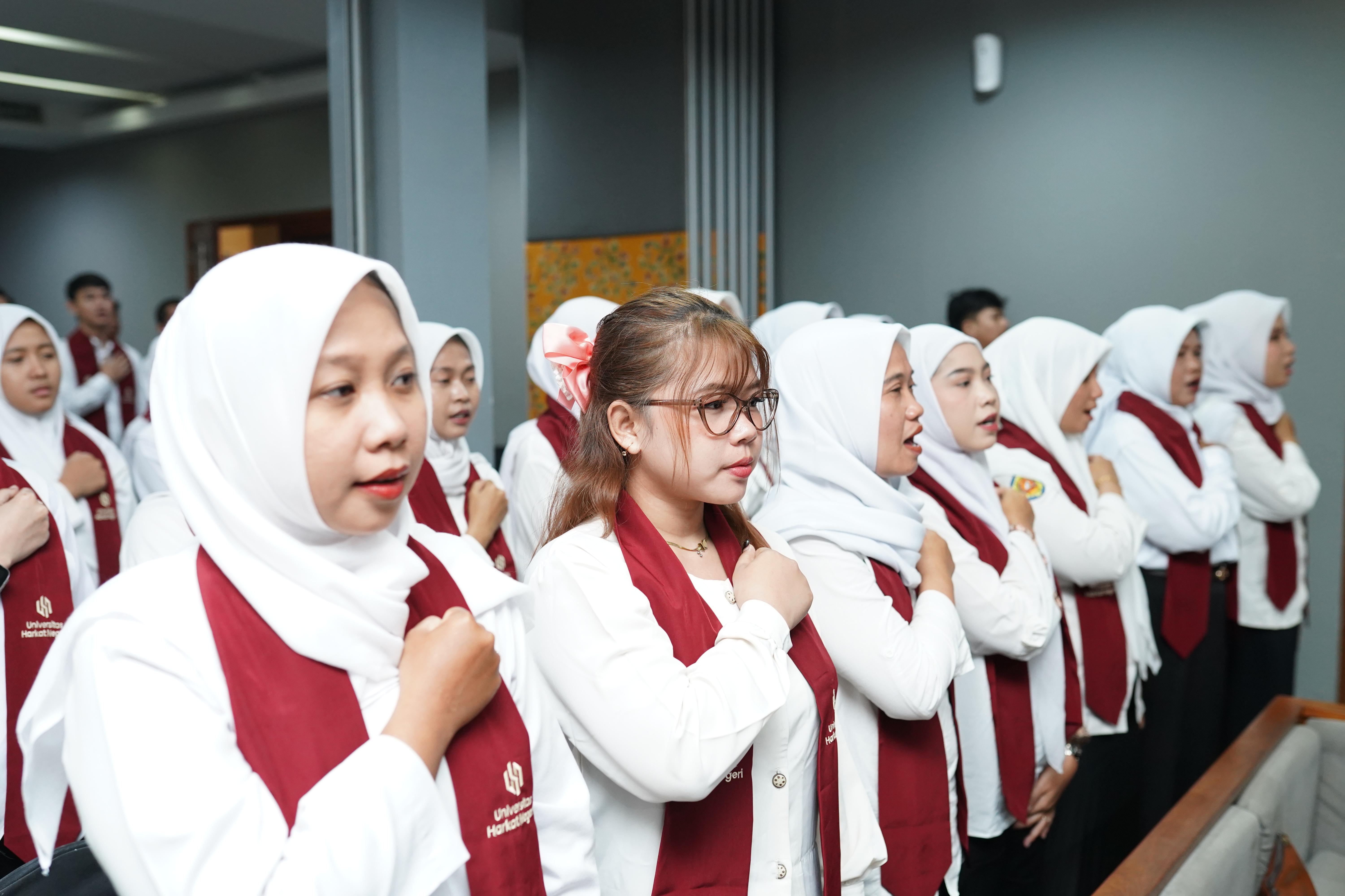 images/article_img_Tenaga_Vokasi_Farmasi_Universitas_Harkat_Negeri_Resmi_Disumpah,_Siap_Mengabdi_dengan_Profesional_dan_Berintegritas.jpg