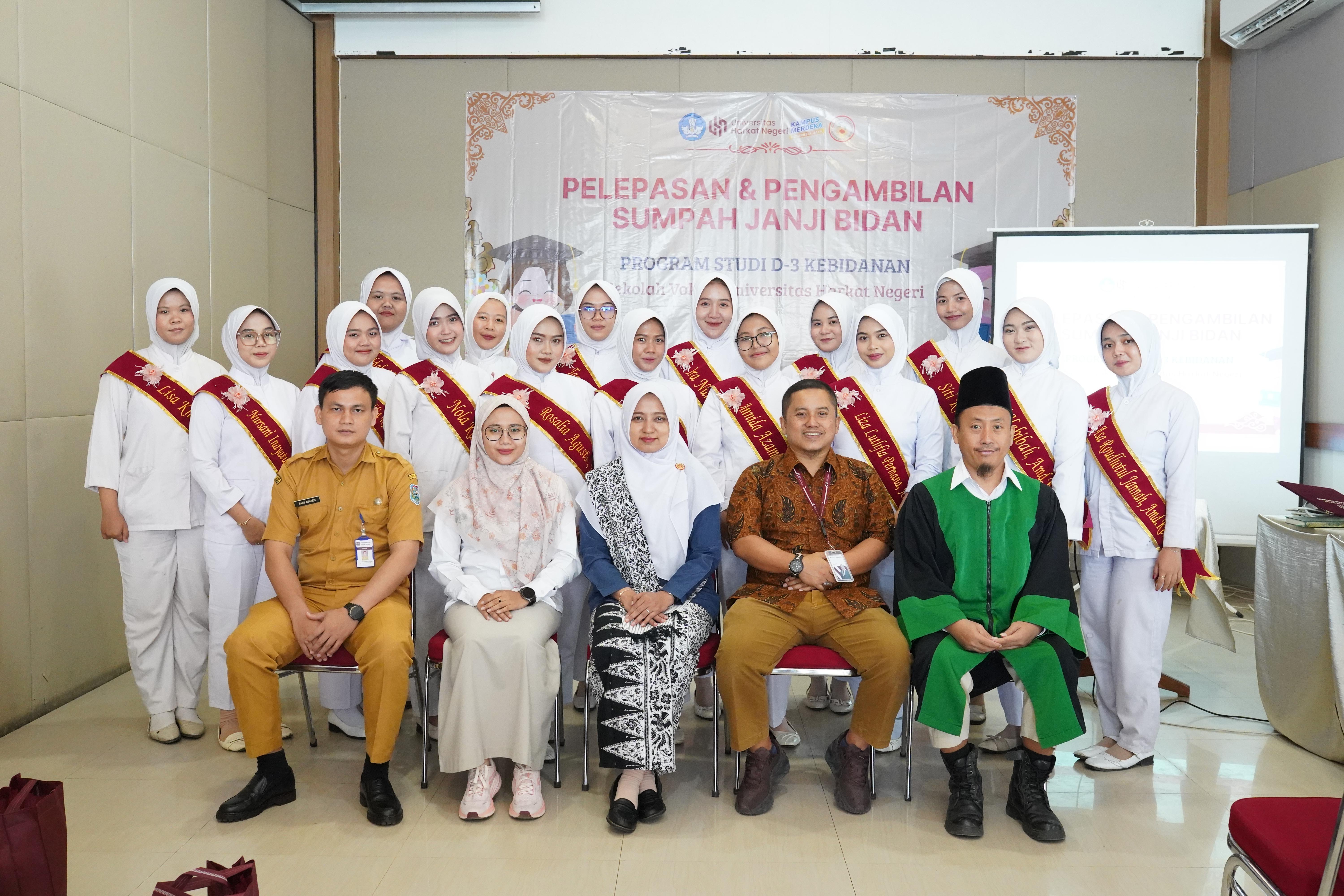 images/article_img_Universitas_Harkat_Negeri_Gelar_Sumpah_Janji_Bidan,_Tegaskan_Komitmen_Lulusan_pada_Profesionalisme_dan_Etika.jpg
