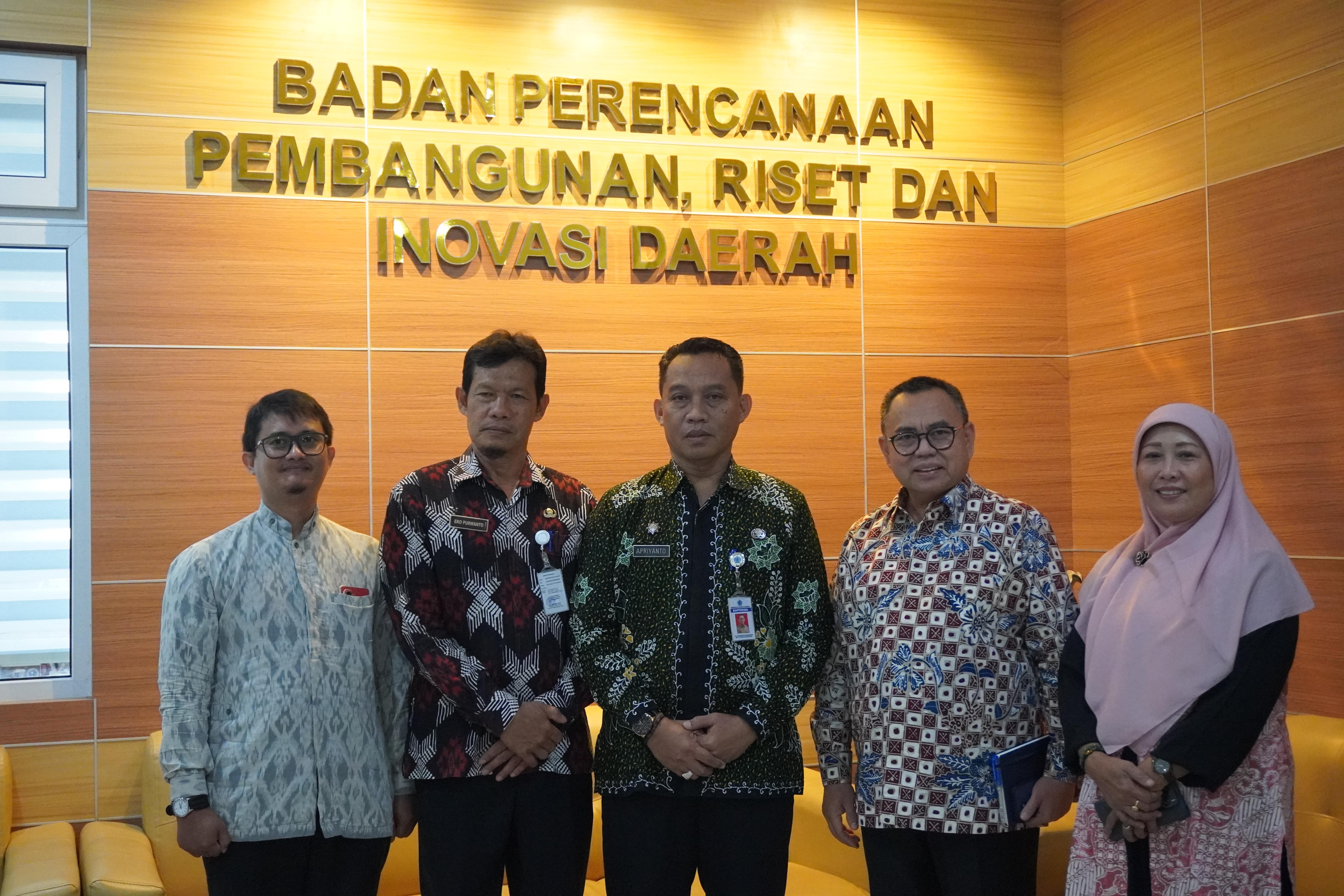 images/article_img_Universitas_Harkat_Negeri_Perkuat_Sinergi_dengan_Bapperida_Brebes_Dorong_Pembangunan_Berbasis_Riset_dan_Potensi_Daerah.jpg