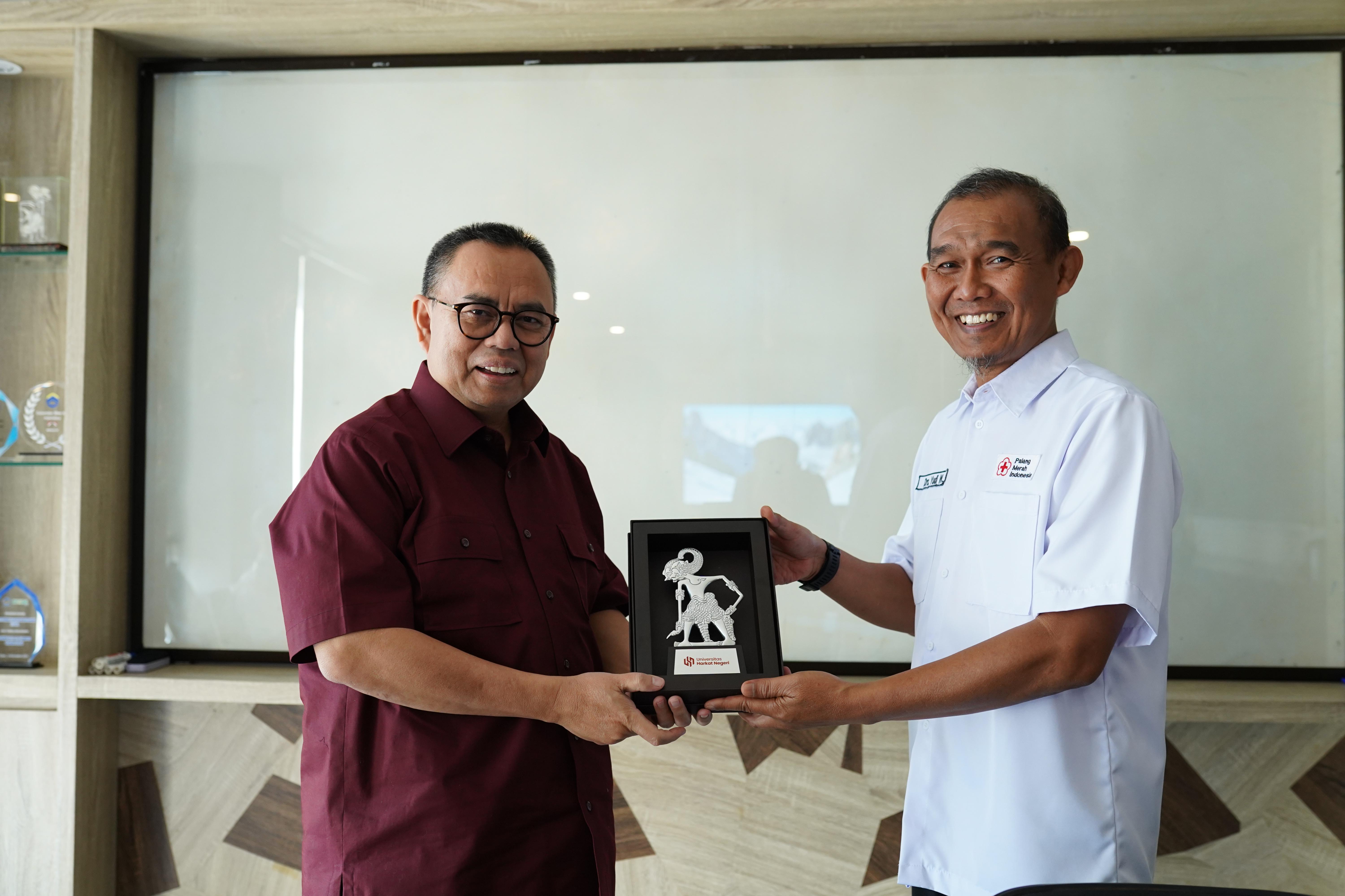 images/article_img_Universitas_Harkat_Negeri_Terima_Studi_Tiru_Politeknik_Bina_Trada_Semarang,_Bahas_Tata_Kelola_hingga_Strategi_PMB_Inovatif.jpg