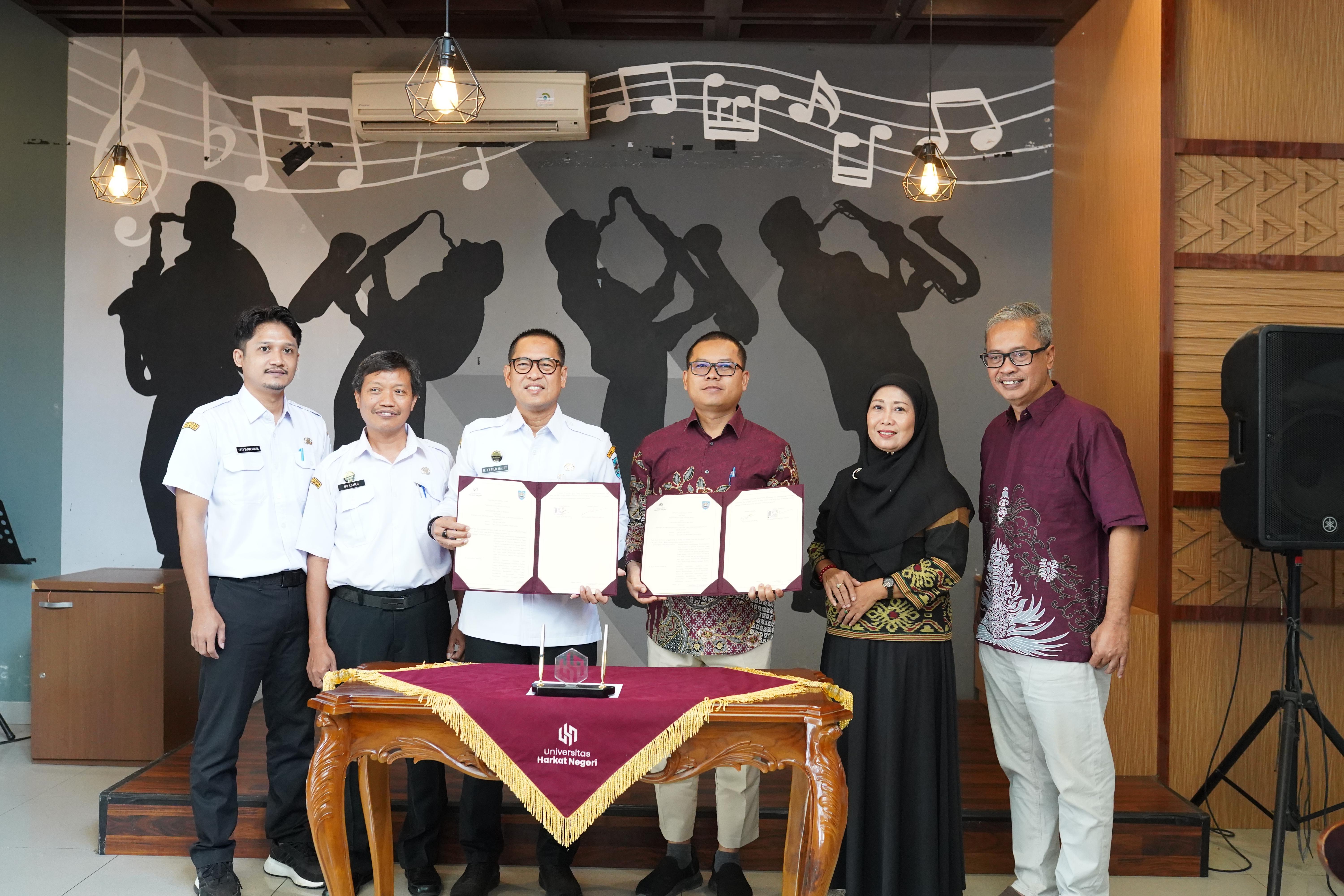 images/article_img_Universitas_Harkat_Negeri_dan_Bapperida_Kabupaten_Tegal_Teken_MoA,_Perkuat_Kolaborasi_Riset_dan_Pengabdian_Berdampak.jpg
