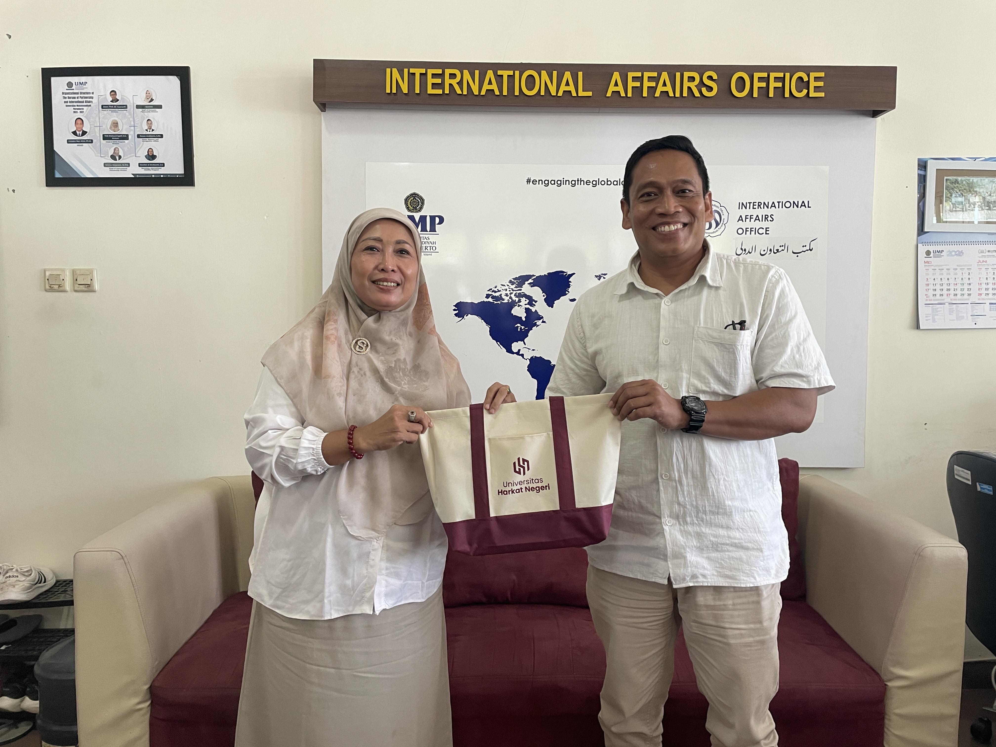images/article_img_Universitas_Harkat_Negeri_dan_UMP_Bahas_Penguatan_Internasionalisasi_Perguruan_Tinggi.jpg