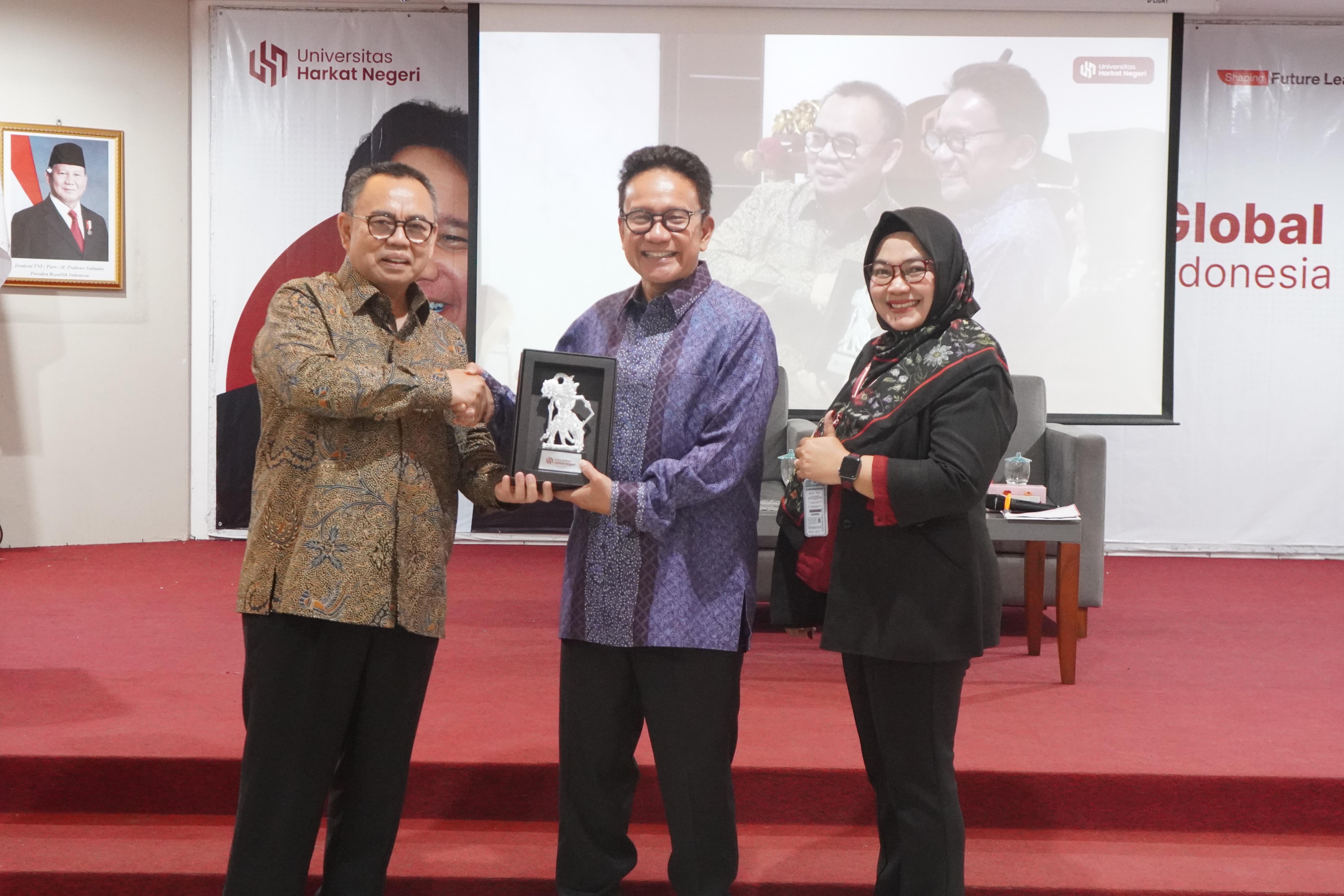 images/article_img_Wakil_Ketua_OJK_Tahun_2022-2026_Bahas_Dampak_Dinamika_Global_Terhadap_Perekonomian_Indonesia_di_Kampus_Harkat_Negeri.jpg